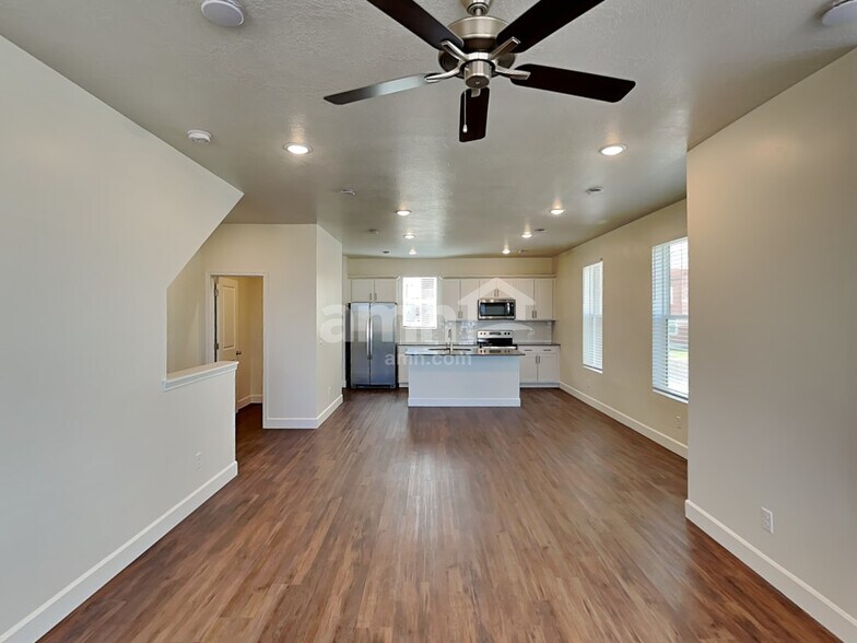 Building Photo - 11022 S Trocadero Ave