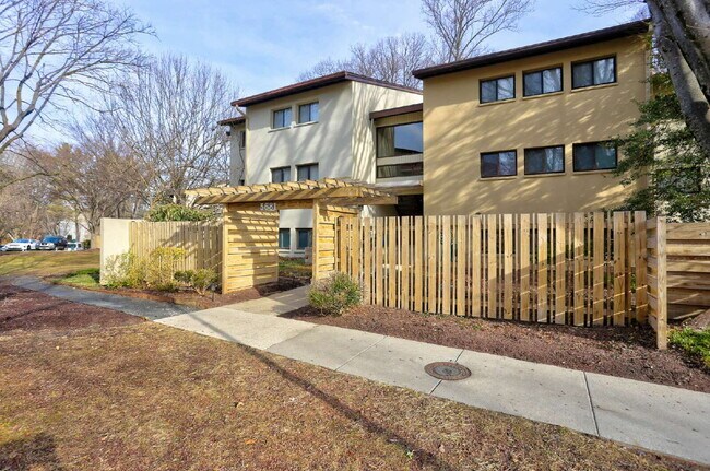 Building Photo - 2BD/1.1BA:  Cozy Columbia Condo