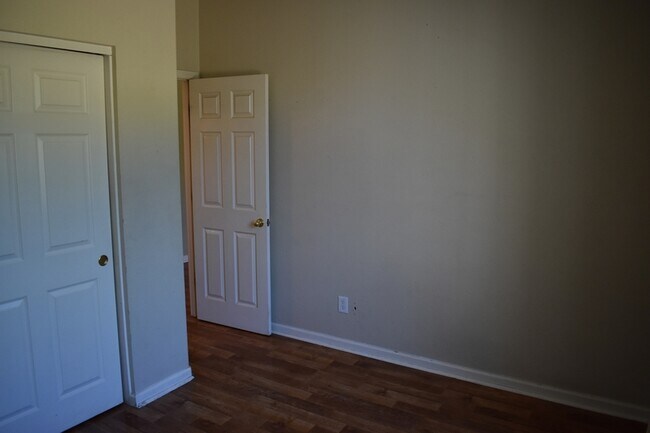 Building Photo - 3587 Sarasota Ave