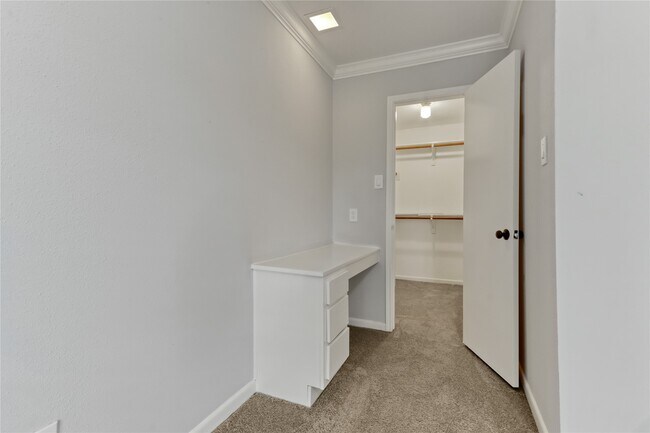 Building Photo - 845 Augusta Dr