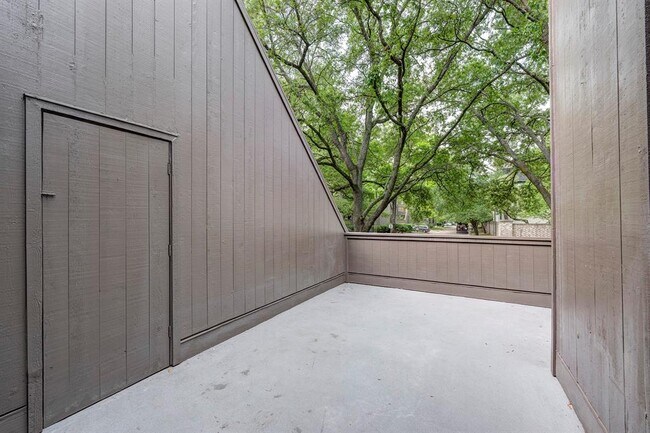Building Photo - 338 Litchfield Ln