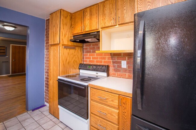 Building Photo - Centrally located single family home 2 bed...