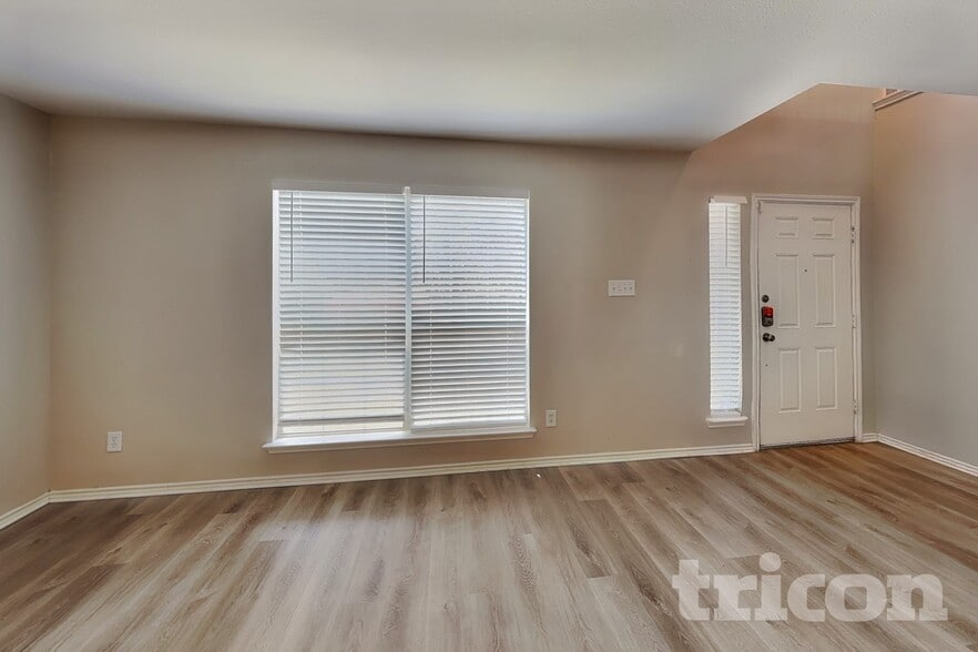 Building Photo - 10411 Trotters Bay