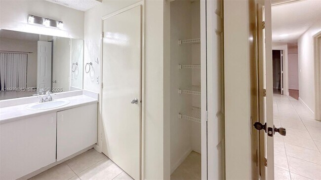 Building Photo - 6928 SW 39th St