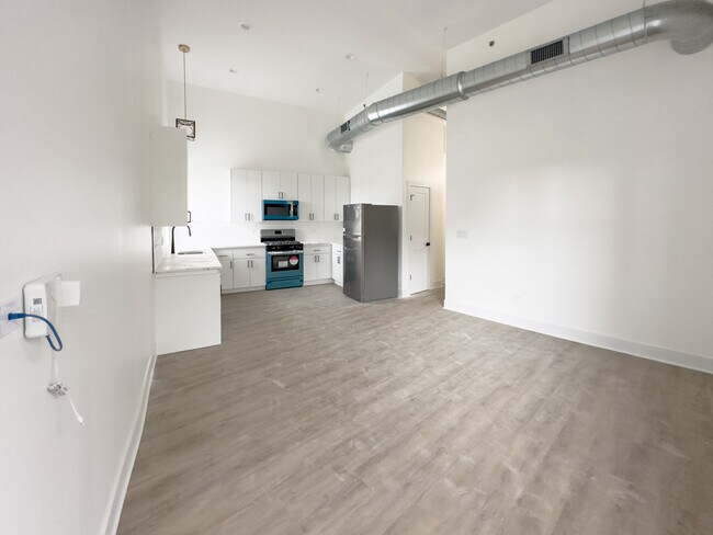 Building Photo - 4731 N Western Ave