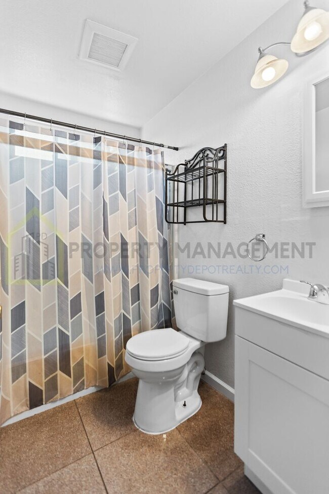 Building Photo - Charming 4-Bed, 2-Bath Home in Sacramento’...