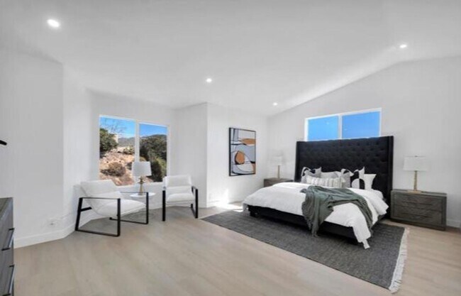 Building Photo - MOVE-IN READY 4+3 w/upgrades, great floorp...