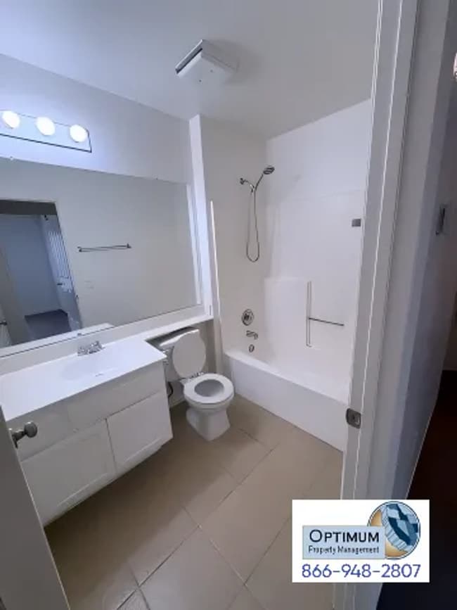 Building Photo - Beautiful 3 Bedroom, 2 Bathroom Home with Versatile Living Spaces