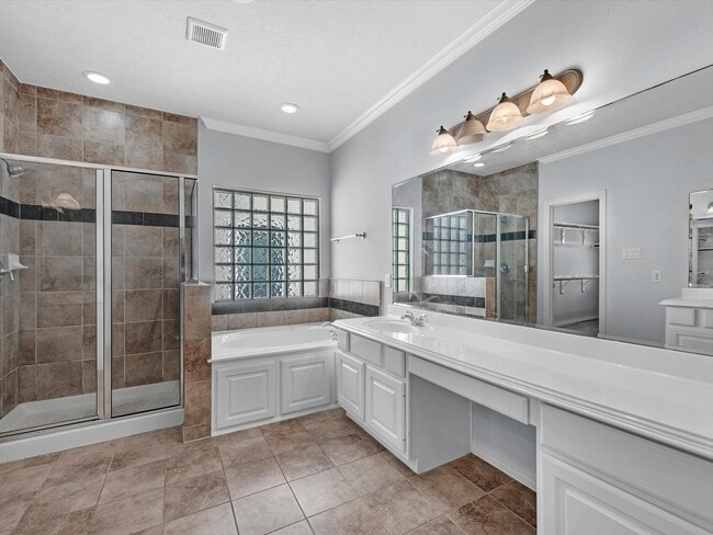 Building Photo - 11643 Royal Oaks View