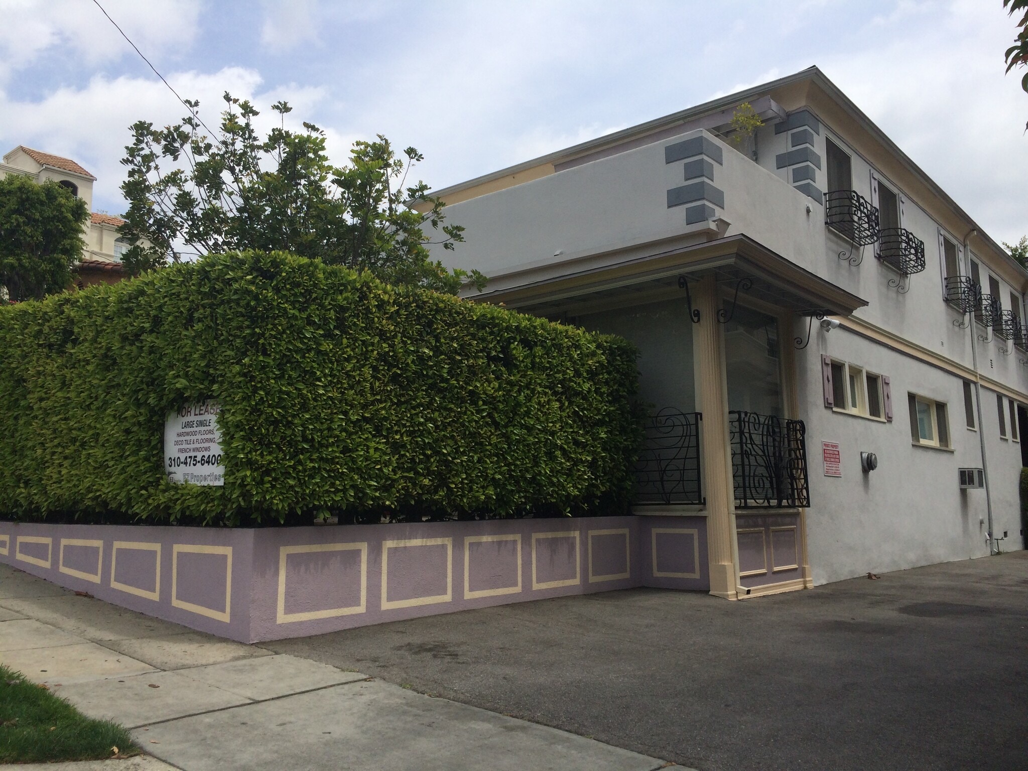 Building Photo - 938 N Doheny Dr