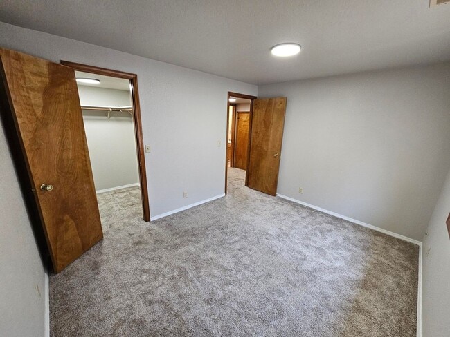 Building Photo - 2 bedroom 1.5 bath. Downtown Townhome Clos...
