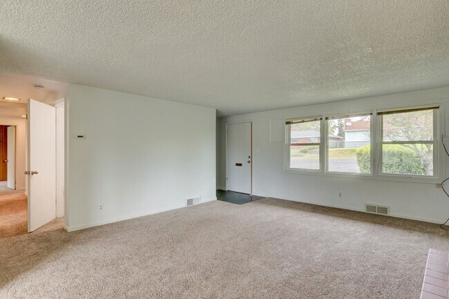 Building Photo - 3 Bedroom 2 Bath Home near Heart of Oak Ha...