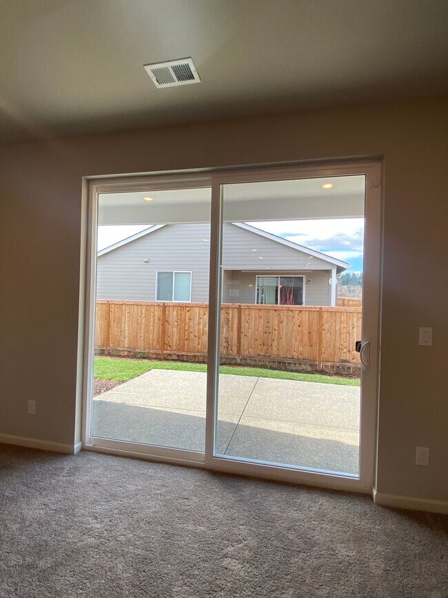 Building Photo - LONGVIEW AREA RANCH STYLE HOME ON LARGE CO...