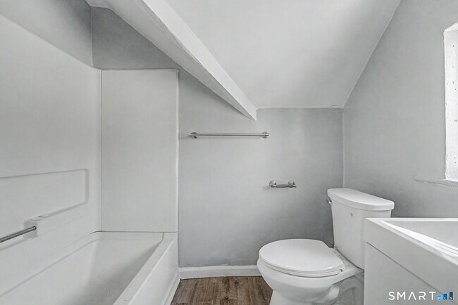 Building Photo - 23 Beacon St