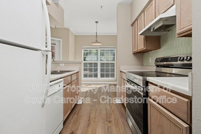 Building Photo - 700 Daniel Ellis Dr