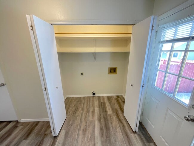 Building Photo - 4 Bedroom Home Available Near Research Pkwy & Scarborough Dr!