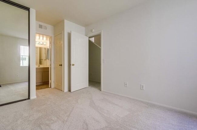 Building Photo - 3BD/3BA Townhome Available in Pacific Beach!