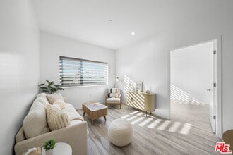 Building Photo - 1229 S Kingsley Dr