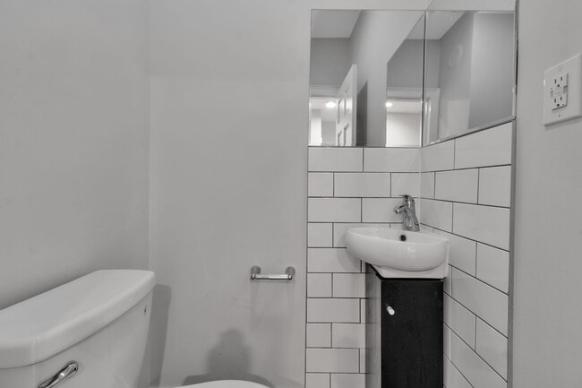 Building Photo - 105 Mariner St