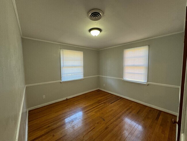 Building Photo - 1143 Lakewood Dr