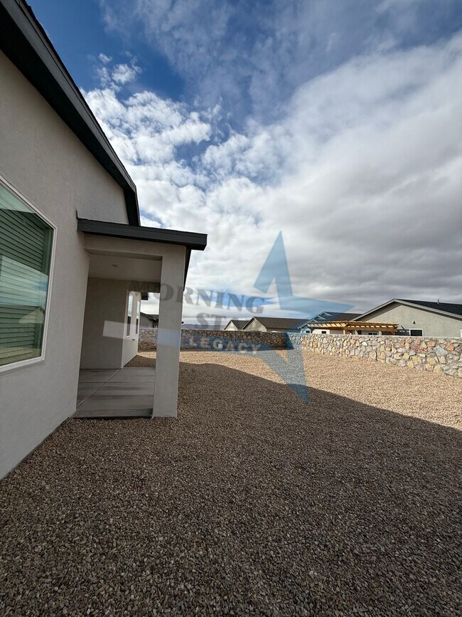 Building Photo - Newer Construction - Move in Ready!