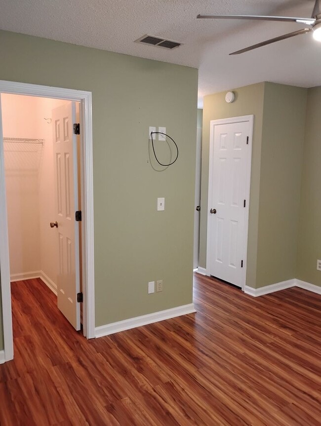 Building Photo - Gleneagles Drive