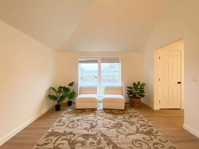 Building Photo - FULLY UPDATED Auburn home near Thomas Jefferson HS