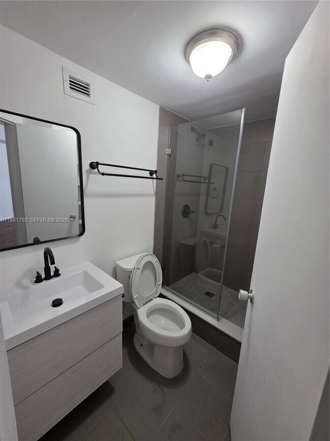 Building Photo - 905 Brickell Bay Dr