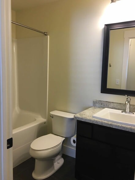 Upstairs Bathroom - 1711 Lone Pine Dr