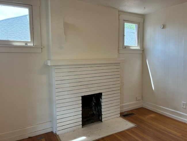 Building Photo - 921 Princeton Ave S