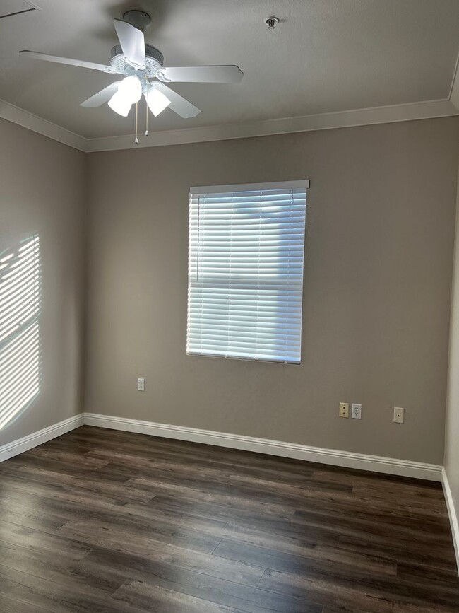 Building Photo - MOVE IN SPECIAL! 1/2 month rent free! West...