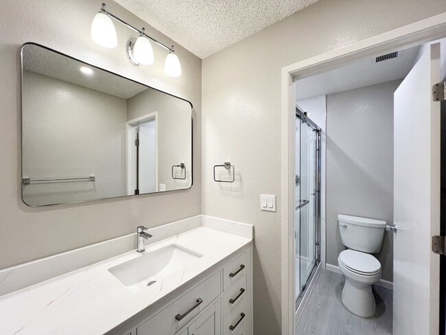 Building Photo - Spacious 2 Bed/2.5 Bath Napa Condo in Peac...