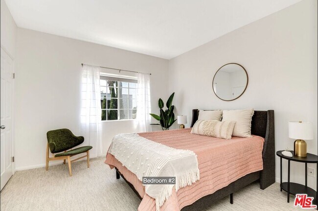 Building Photo - 850 N Poinsettia Pl