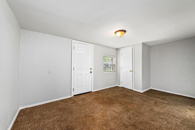 Building Photo - COMING SOON! 5 Bedrooms, 2 Bathrooms in Ka...