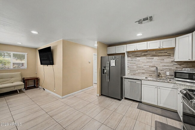 Building Photo - 515 E Vista Del Cerro Dr