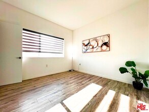 Building Photo - 1229 S Kingsley Dr