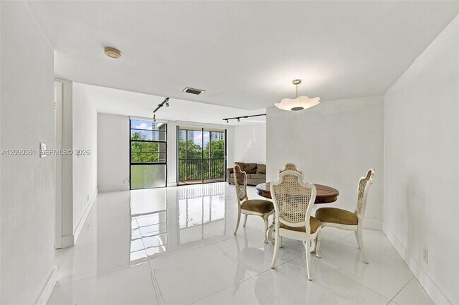 Building Photo - 3475 N Country Club Dr