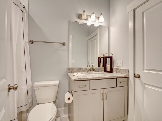 Building Photo - Charming 4 Bedroom Cottage Available in Og...
