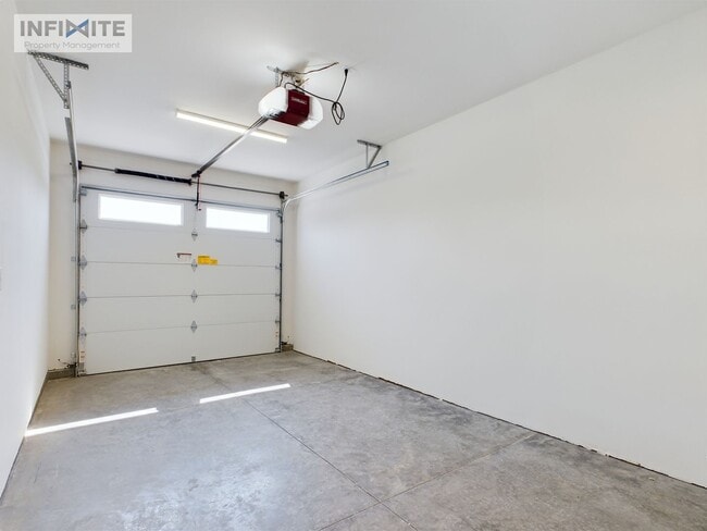 Building Photo - Bozeman Stunner!