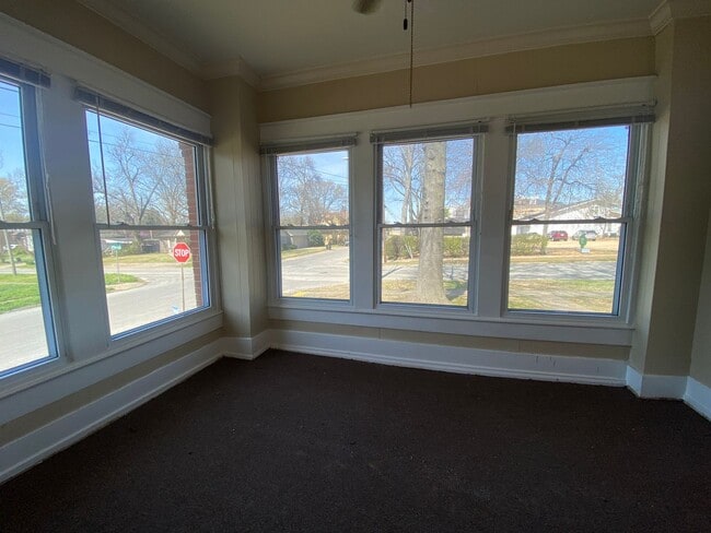 Building Photo - 105 W Cherry Ave