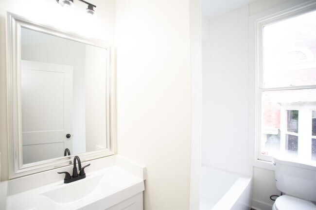 Building Photo - 1704 S Park St