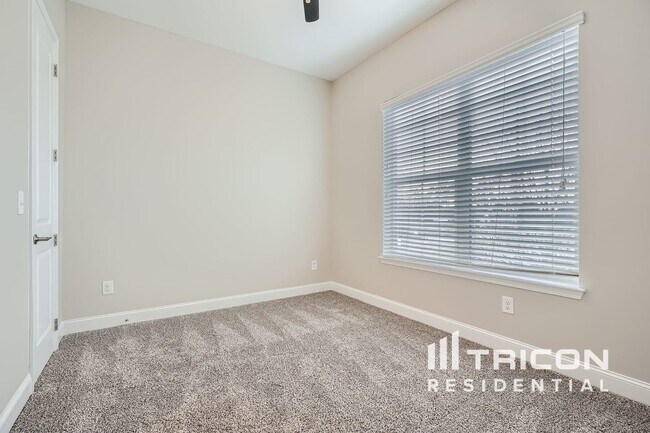 Building Photo - 1068 Moorewood Ln S E