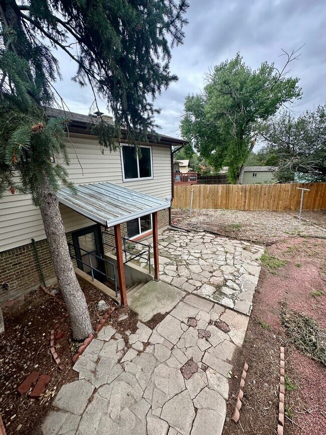 Building Photo - Updated Split-Level Gem | 5BD, 3BA | Large...