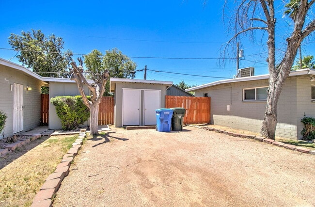 Building Photo - 2133 W Morten Ave