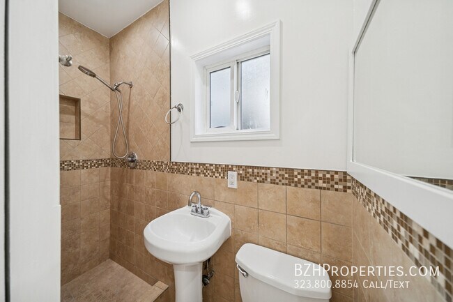 Building Photo - 6680 De Longpre Ave