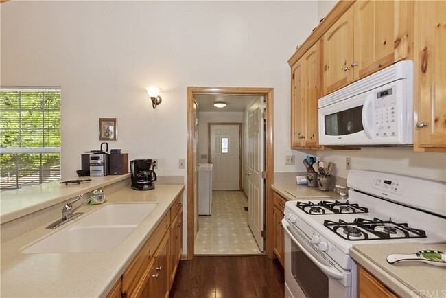 Building Photo - 1165 Saturn Way