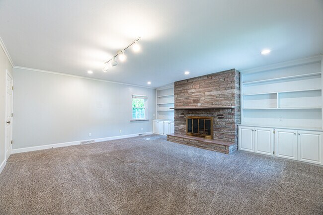 Building Photo - 1719 Scenic Dr