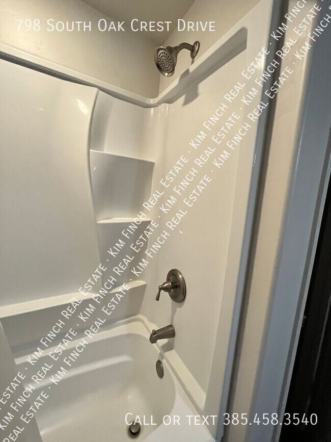 Building Photo - 798 S Oak Crest Dr