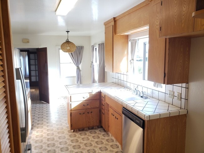Building Photo - Charming Single Story 3 Bedroom 2 Bath Ava...