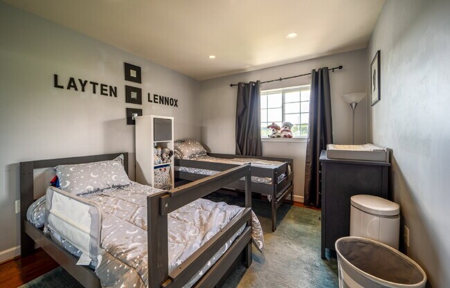 Building Photo - Charming Townhome with Unbeatable Amenities